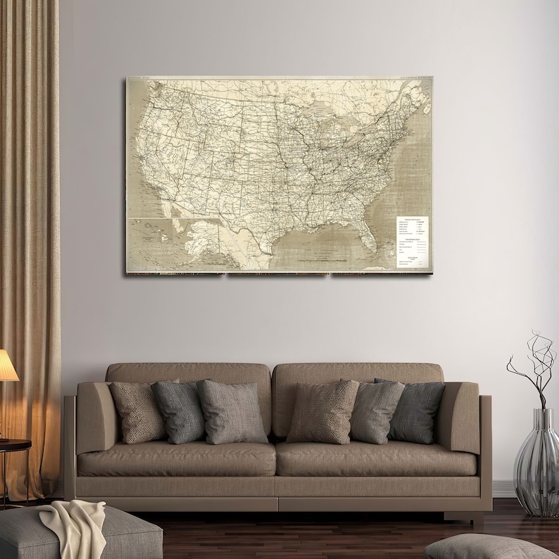 Puede incluir: Un mapa vintage de los Estados Unidos, impreso en blanco y negro sobre un fondo beige. El mapa muestra las principales ciudades, carreteras y ferrocarriles del pa&iacute;s. El mapa est&aacute; enmarcado y colgado en una pared de una sala de estar.