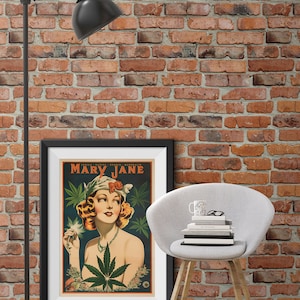 Pu&ograve; includere: Un poster vintage con una donna che tiene una foglia di marijuana. Il poster &egrave; incorniciato in nero e appeso a un muro di mattoni. Una sedia bianca con una pila di libri e una tazza in cima &egrave; in primo piano.