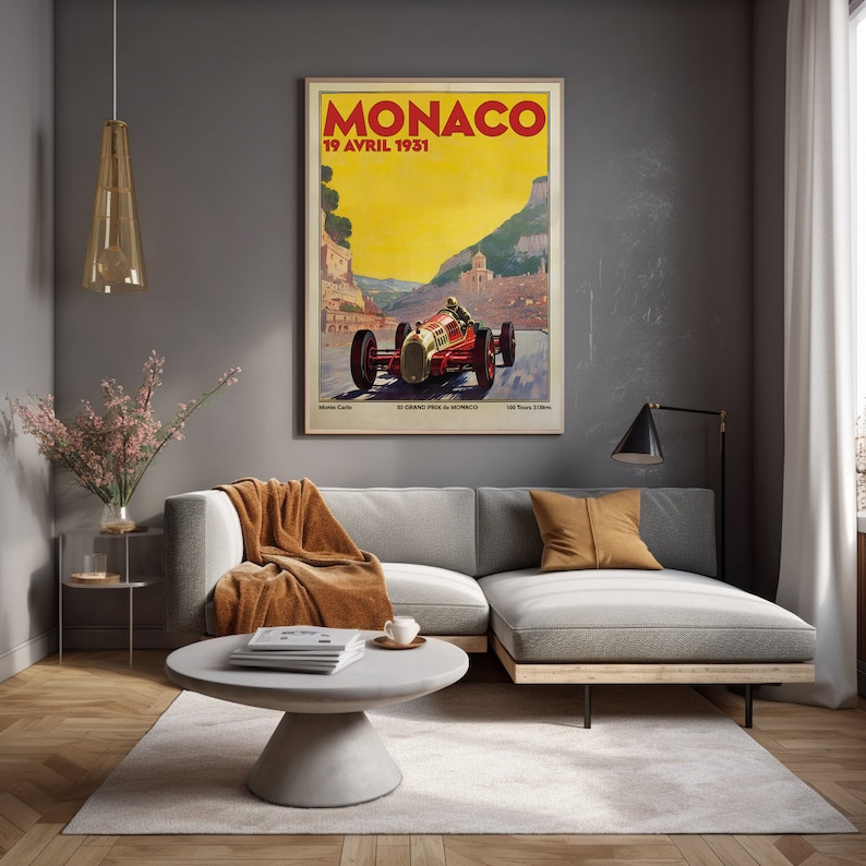 Pu&ograve; includere: Poster vintage che pubblicizza il Gran Premio di Monaco del 19 aprile 1931. Il poster presenta un'auto da corsa rossa che sfreccia su una strada tortuosa con uno sfondo di montagna.