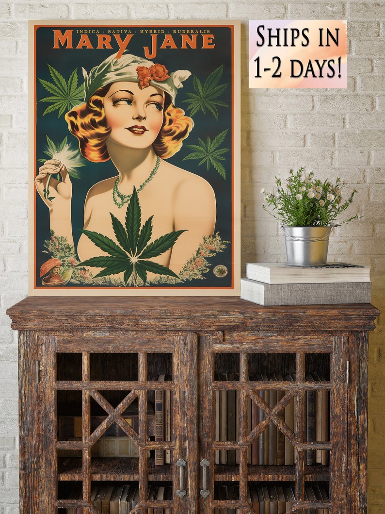 Pu&ograve; includere: Un poster in stile vintage che pubblicizza Mary Jane con una donna che indossa un cappello bianco e una foglia di marijuana verde in primo piano. Il poster ha il testo "Indica - Sativa - Hybrid - Ruderalis" e "Mary Jane" in grandi lettere.
