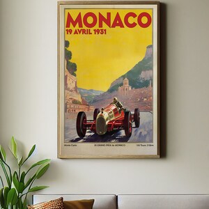 Pu&ograve; includere: Poster vintage che pubblicizza il Gran Premio di Monaco del 1931. Il poster presenta un'auto da corsa rossa e bianca che sfreccia su una strada tortuosa con vista sulla citt&agrave; di Monaco sullo sfondo. Il testo sul poster recita "MONACO 19 AVRIL 1931", "III GRAND PRIX de MONACO", "Monte Carlo" e "106 Tours 318km".