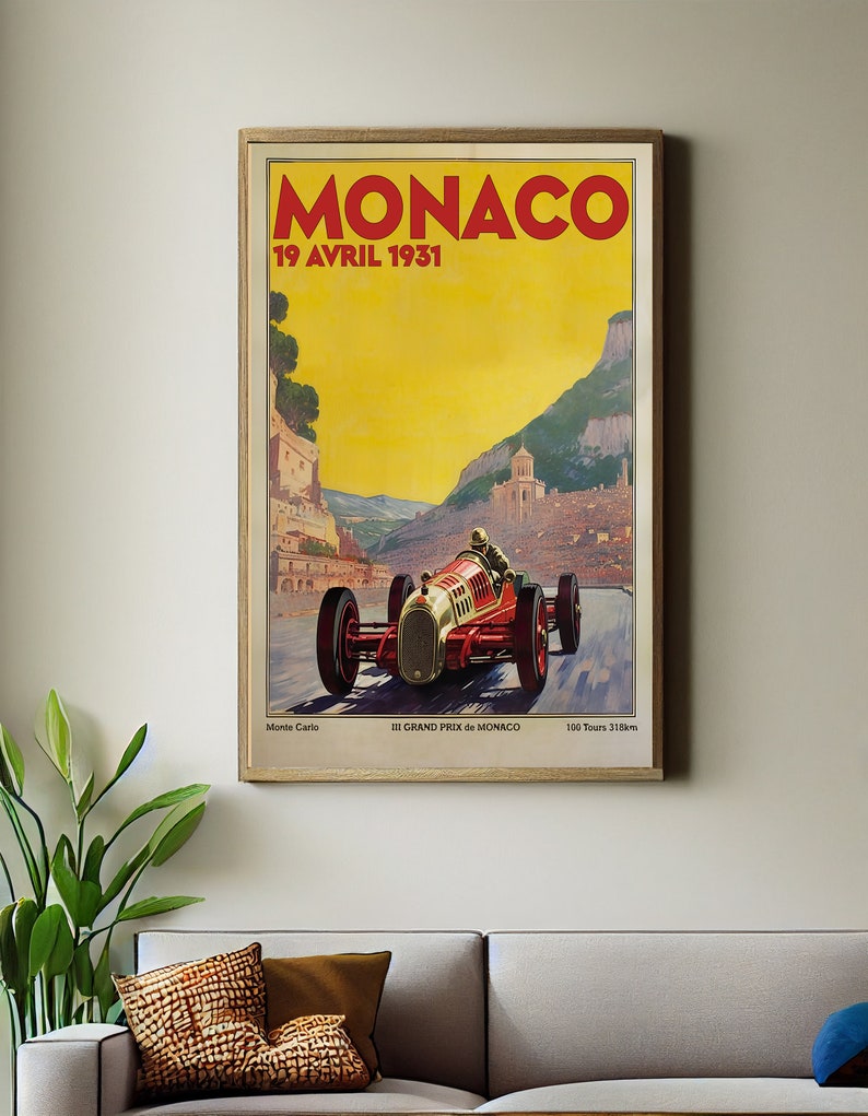 Pu&ograve; includere: Poster vintage che pubblicizza il Gran Premio di Monaco del 1931. Il poster presenta un'auto da corsa rossa e bianca che sfreccia su una strada tortuosa con vista sulla citt&agrave; di Monaco sullo sfondo. Il testo sul poster recita "MONACO 19 AVRIL 1931", "III GRAND PRIX de MONACO", "Monte Carlo" e "106 Tours 318km".