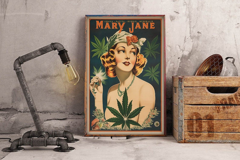 Pu&ograve; includere: Un poster in stile vintage con una donna che tiene una foglia di marijuana. Il poster ha il testo "Mary Jane" in grandi lettere in alto e le parole "Indica - Sativa - Hybrid - Australia" in lettere pi&ugrave; piccole sotto. Il poster &egrave; su uno sfondo blu con foglie di marijuana verdi.