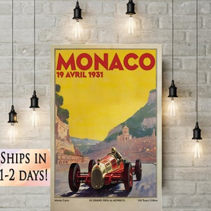 Pu&ograve; includere: Poster vintage che pubblicizza il Gran Premio di Monaco del 1931. Il poster presenta un'auto da corsa rossa che sfreccia su una strada tortuosa con vista sulla citt&agrave; di Monaco sullo sfondo. Il testo sul poster recita "MONACO 19 AVRIL 1931 III GRAND PRIX de MONACO 100 Tours 318km Monte Carlo"