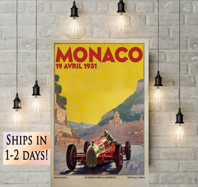Pu&ograve; includere: Poster vintage che pubblicizza il Gran Premio di Monaco del 1931. Il poster presenta un'auto da corsa rossa che sfreccia su una strada tortuosa con vista sulla citt&agrave; di Monaco sullo sfondo. Il testo sul poster recita "MONACO 19 AVRIL 1931 III GRAND PRIX de MONACO 100 Tours 318km Monte Carlo"