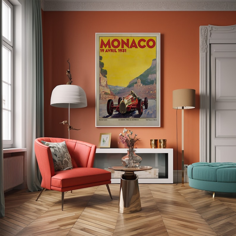 Pu&ograve; includere: Un poster vintage con il testo "MONACO 19 AVRIL 1931" in lettere rosse e nere. Il poster presenta uno sfondo giallo con un'auto da corsa rossa che guida su una strada con una montagna sullo sfondo.