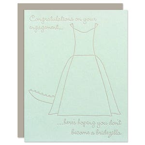 Puede incluir: Una tarjeta azul claro con un contorno blanco de un vestido de novia con cola de dinosaurio. El texto dice "Felicidades por su compromiso... espero que no se conviertan en una bridezilla."