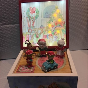 Precious Moments LED Music Box Santa&#39;s Workshop Lights! Music!