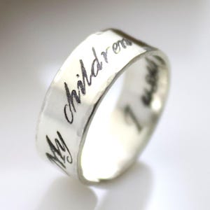 Anillo personalizado con grabado para mamá. Idea de regalo personalizada para mamá. Joyas sentimentales para madres. Anillo de plata esterlina con un regalo significativo.