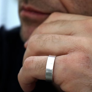 Anillo de meñique para hombre, anillo de plata esterlina grabado, anillo de sello rosa para hombres, regalo de novio, anillo de hombre personalizado, banda de sello pulida para hombres