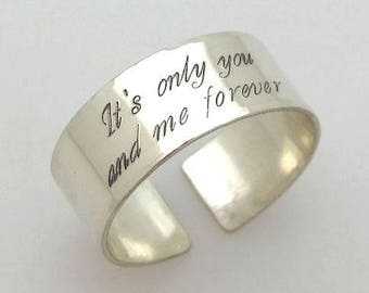 2 Line Text Ring - Personalisierte Nachricht Ring - Sterling Silber Breitband - Geburtstagsgeschenk für sie, personalisiertes Geschenk, maßgeschneiderte Ringe