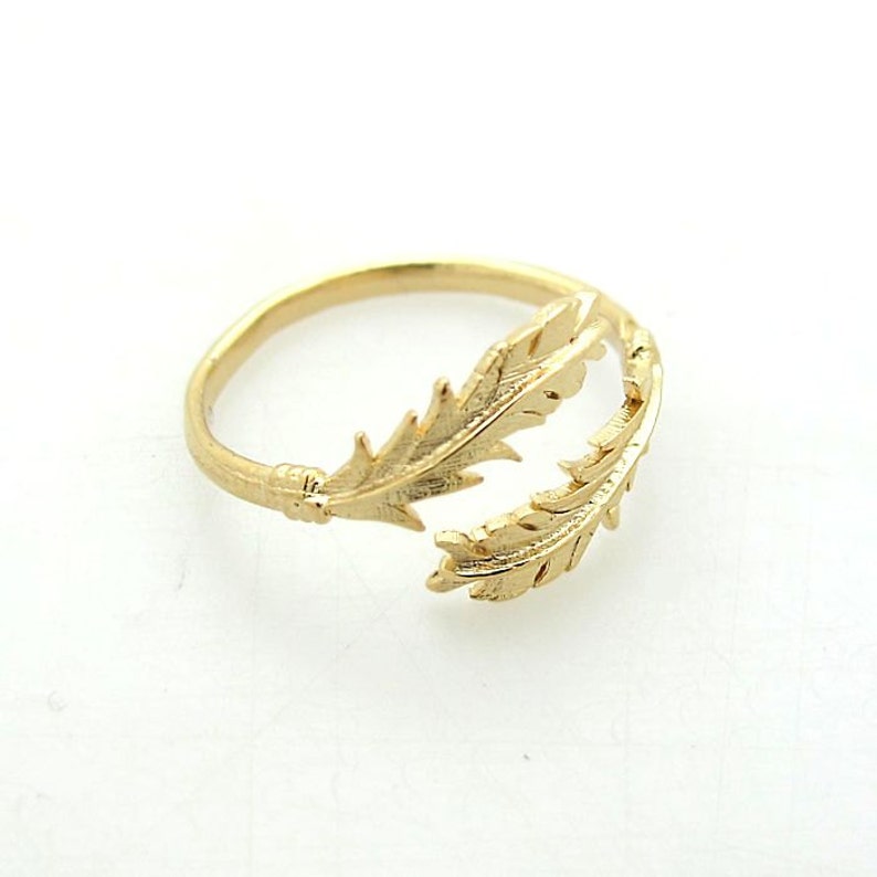 Золотое кольцо лист. Золотое кольцо с листочками. Кольцо женское без камней. Необычные золотые кольца. Кольцо листья золото.