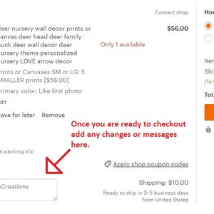 Pu&ograve; includere: Un annuncio Etsy presenta decorazioni murali per la cameretta a tema cervo. L'immagine include stampe o tele con una silhouette di cervo blu navy, la parola "LOVE" e il nome "Henry". Il prezzo &egrave; di $56,00, con dettagli di spedizione e opzioni di pagamento.