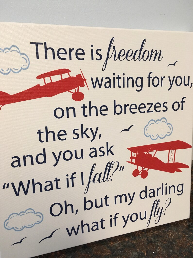 Pu&ograve; includere: Stampa su tela con il testo "There is freedom waiting for you, on the breezes of the sky, and you ask 'What if I fall?' Oh, but my darling what if you fly?" Con biplani rossi, nuvole e uccelli.