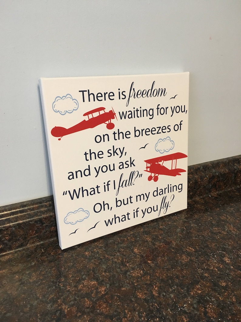 Pu&ograve; includere: Arte su tela bianca con biplani rossi, nuvole blu e la citazione: "C'&egrave; libert&agrave; che ti aspetta, sulle brezze del cielo, e chiedi 'E se cado?' Oh, ma tesoro, e se voli?"