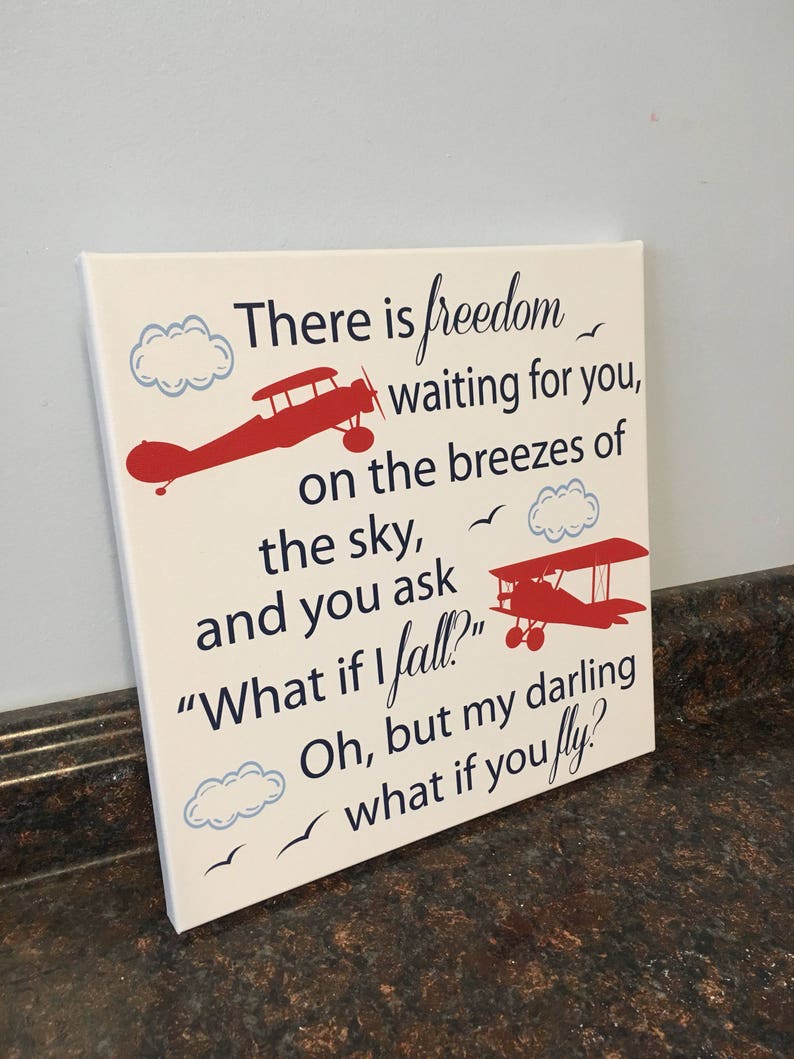 Pu&ograve; includere: Stampa artistica su tela bianca con la citazione "C'&egrave; libert&agrave; che ti aspetta, sulla brezza del cielo, e chiedi 'E se cado?' Oh, ma tesoro, e se voli?" Aerei rossi e nuvole blu decorano la stampa.