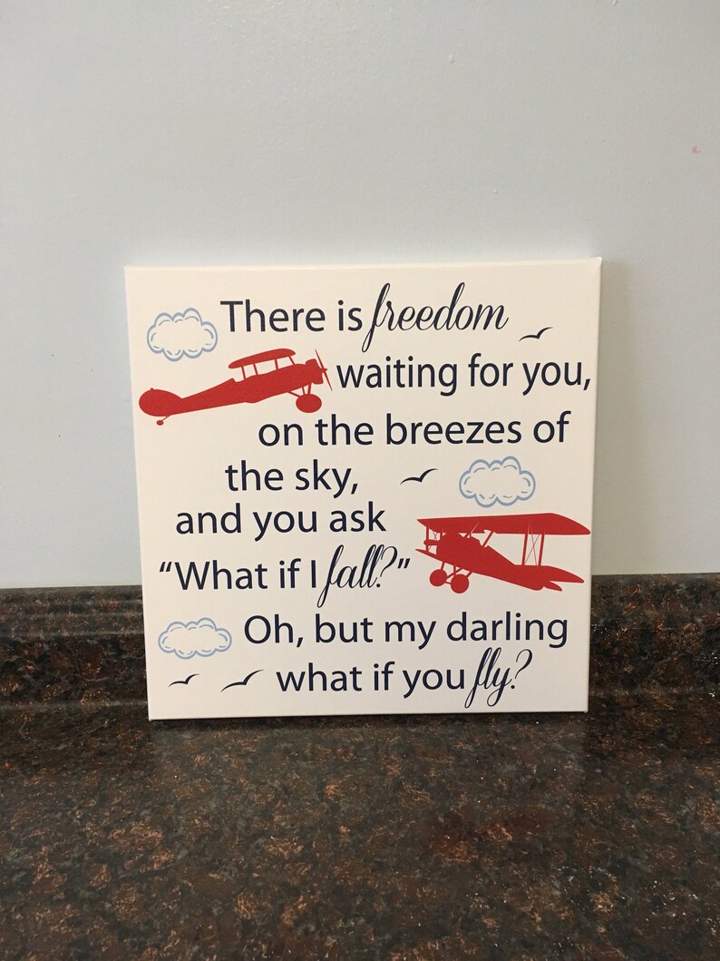 Pu&ograve; includere: Stampa su tela quadrata con la frase "There is freedom waiting for you, on the breezes of the sky, and you ask 'What if I fall?' Oh, but my darling what if you fly?" Illustrazioni di aeroplani rossi e nuvole.