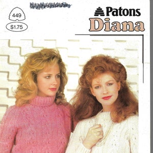 Peut inclure: Deux femmes portant des pulls tricotés. La femme de gauche porte un pull rose à motif torsadé. La femme de droite porte un pull blanc avec un motif torsadé similaire. Les deux pulls sont de la marque Patons Diana.