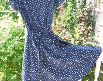 Sweet Spring Dress Flower Print White on Navy 1970s Vintage Size 18 Silky Material  FREE Shipping!