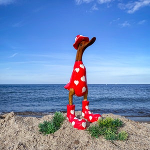 Laufente mit Hut & Stiefel in rot mit weißen Herzen ca. 25 cm hoch Bild 2