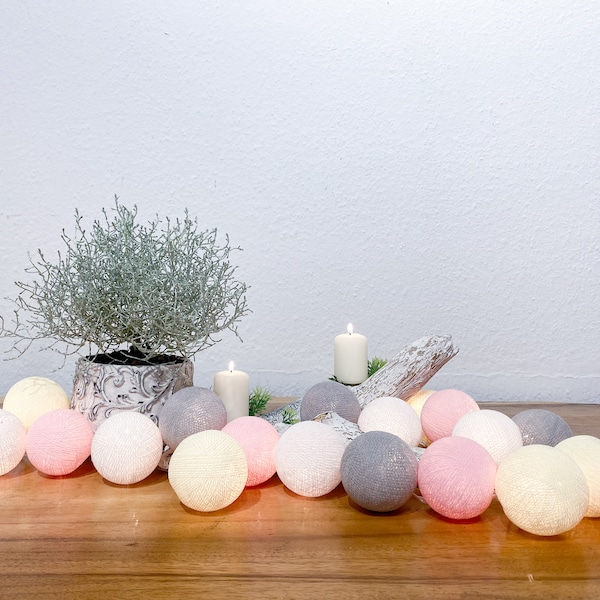 Chaîne de lumières de 20 boules de tissu dans les teintes beige/rose/gris. LK 024