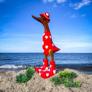 Running duck with hat & boots in red with white hearts approx. 25 cm high image 1