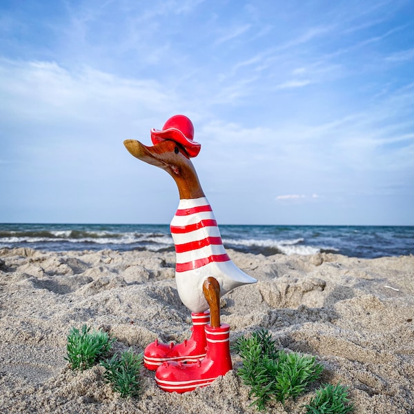 Canard courant rayé rouge avec chapeau et bottes en caoutchouc d'environ 35 cm de haut.