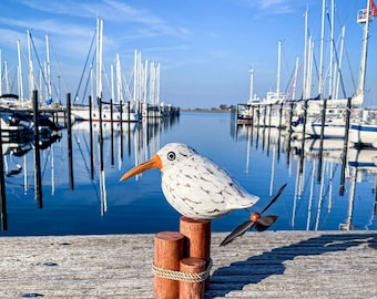 Mouette en blanc antique sur borne avec hélice d’environ 27 cm de haut.