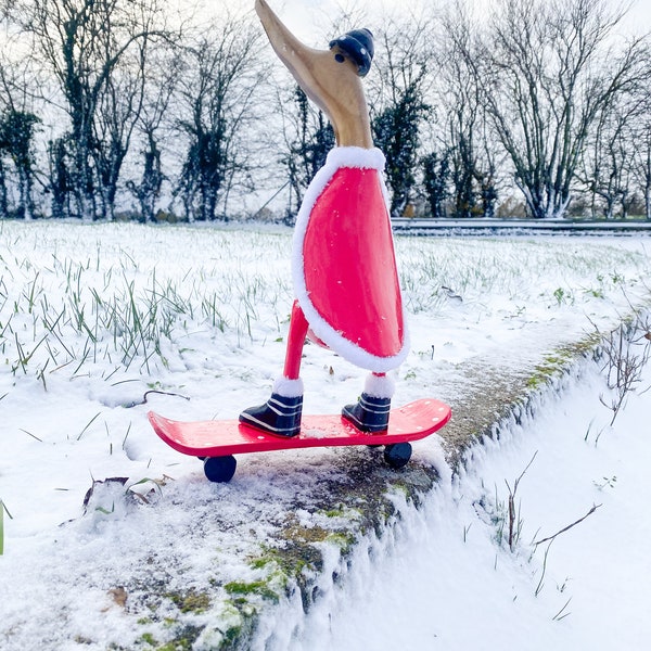 Nikolaus Ente auf einem Skatebaord.