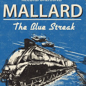 Puede incluir: Un p&oacute;ster vintage con una ilustraci&oacute;n en blanco y negro de una locomotora de vapor, la "Mallard", con el texto "Class A4, Record Breaking, Mallard, The Blue Streak, Streamliner 126 MPH" y el logotipo de LNER.