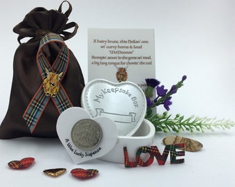 Coffret cadeau vache écossaise : ruban tartan, épinglette, poème souvenir,
