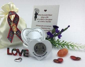 Coffret cadeau joueur de cornemuse écossais : ruban tartan, insigne à épingle, souvenir Lucky Sixpence