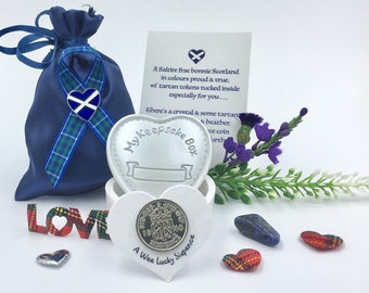 Coffret sautoir écossais : ruban tartan, porte-bonheur six pence, boîte souvenir