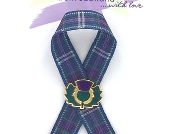 Épinglette chardon écossais : fleur d'Écosse en émail avec ruban tartan