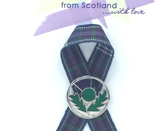 Épinglette chardon écossais en émail avec ruban tartan