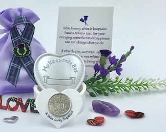 Coffret cadeau souvenir chardon écossais : améthyste, épinglette et tartan