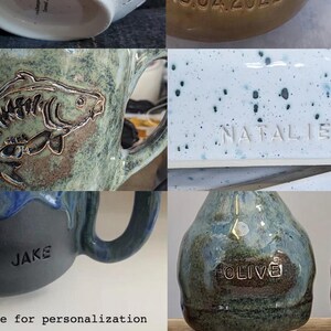 Puede incluir: Una colecci&oacute;n de art&iacute;culos de cer&aacute;mica hechos a mano, que incluyen tazas y jarrones, con texto personalizado. Las tazas presentan un dise&ntilde;o de pez y el nombre "Jake". Los jarrones est&aacute;n inscritos con el nombre "Olive". Los art&iacute;culos tienen un acabado r&uacute;stico y vidriado.