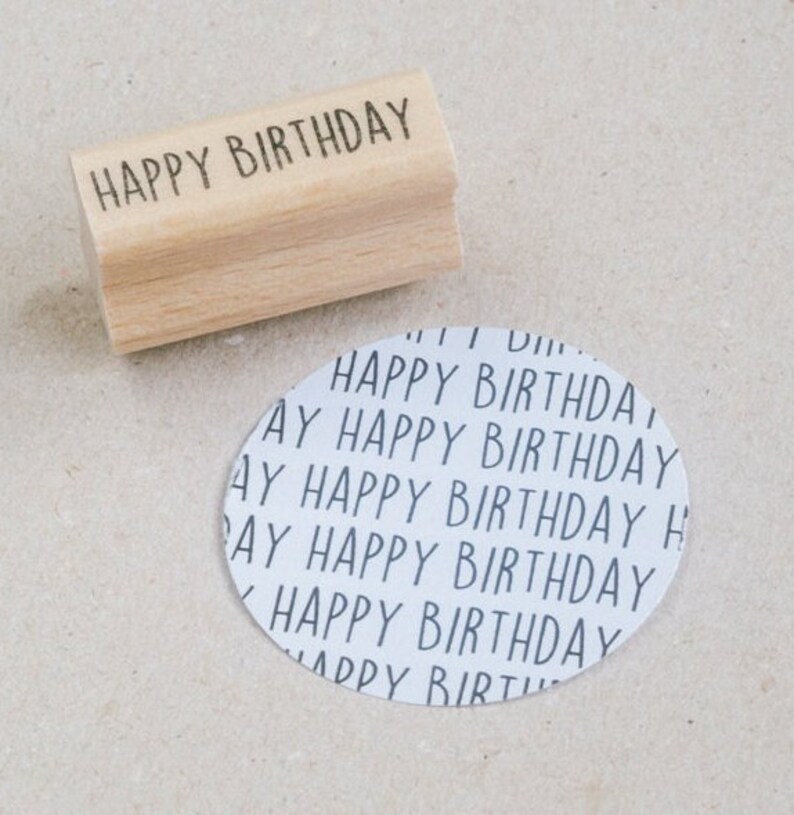 Holzstempel mit Schriftzug Happy Birthday und Stempelbsp. auf rundem Anhänger