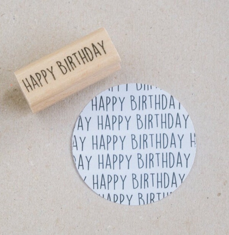 Holzstempel mit Schriftzug Happy Birthday und Stempelbsp. auf rundem Anhänger