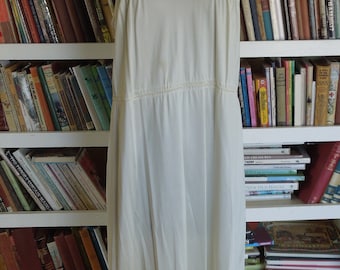 Beautiful Vintage pale yellow nightgown by Donatella Size Large
