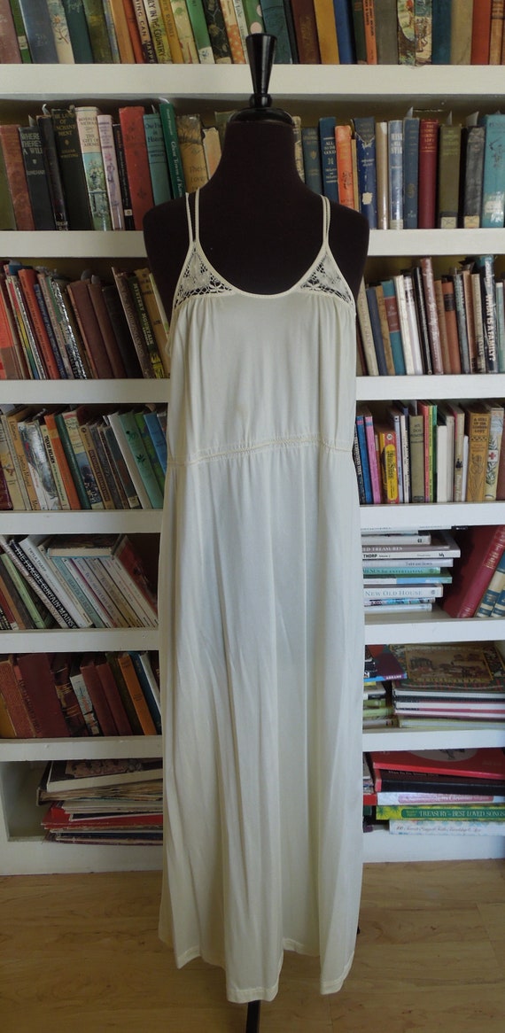 Beautiful Vintage pale yellow nightgown by Donatel