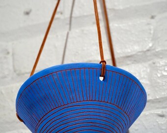 Jardinière suspendue bleu électrique et terre cuite avec motif « Ligne directionnelle » - Pot suspendu avec gravures - Plante grasse, cactus, fines herbes, plante aérienne