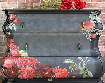 Cómoda Bombe / Elegante diseño floral rojo sobre fondo gris y negro / Muebles pintados