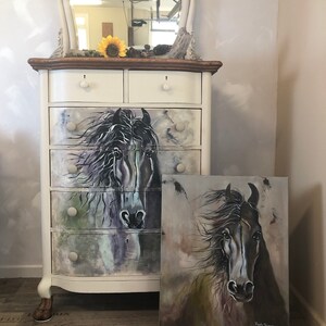 Puede incluir: Una c&oacute;moda antigua pintada de blanco con un espejo en la parte superior. La c&oacute;moda tiene seis cajones con una pintura de caballo en blanco y negro en la parte delantera de los cuatro cajones superiores. Una pintura separada de caballo en blanco y negro se apoya contra la c&oacute;moda. La pintura est&aacute; firmada "Ruth Stacey".