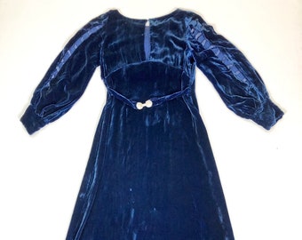 1930er Blauer Seiden Samt Gürtel Art Deco Kleid mit unglaublichen Cutout Ärmeln S