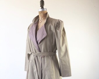 Płaszcz typu trenchcoat w kolorze khaki i lawendy z lat 70. XX wieku