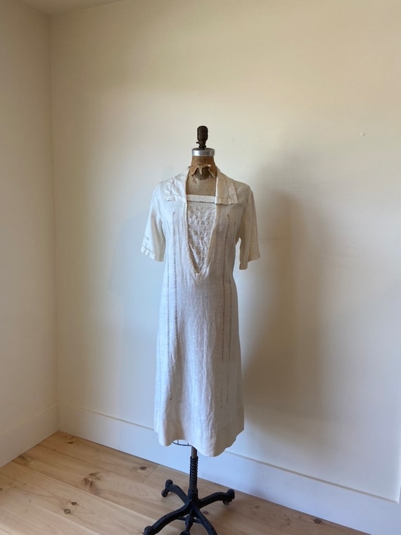 1920s White Linen Dress w Crocheted Details M