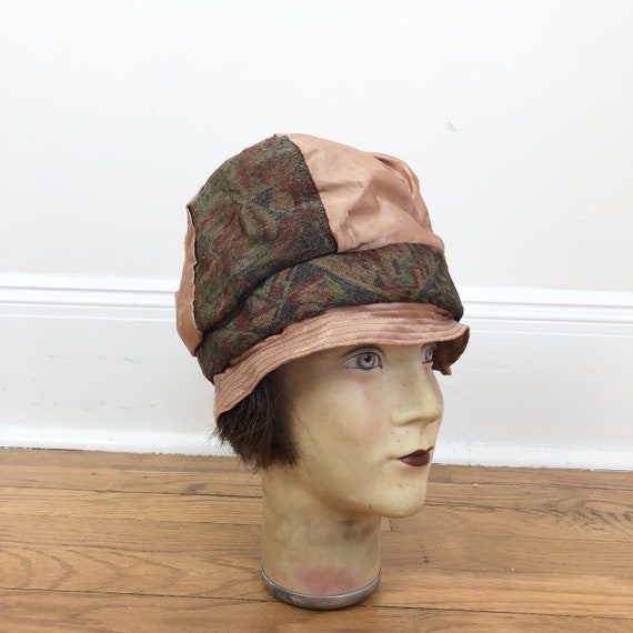 1920s Lamè and Silk Paneled Cloche Hat - image 1