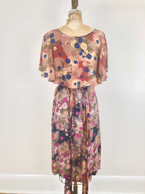 1970s Two Tone Flutter Sleeve Wrap Front Floral R… - image 7
