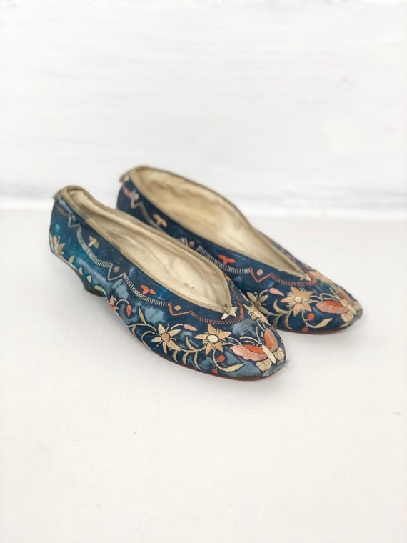 Incredible 1800s Embroidered Silk Chinese Slippers - image 1